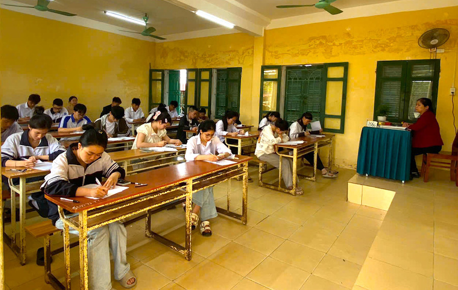 Học sinh lớp 12, Trường THPT Vũ Tiên thi thử tốt nghiệp môn Toán. Ảnh: NTCC
