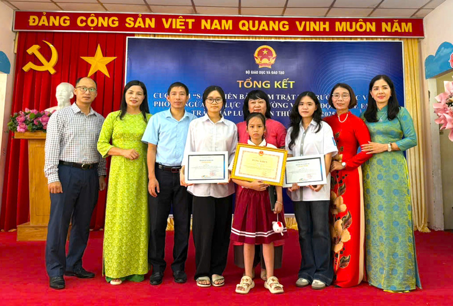 Đoàn học sinh, giáo viên của tỉnh Hưng Yên chụp ảnh lưu niệm tại Lễ tổng kết và trao giải.