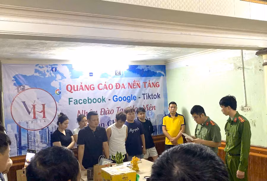 Cơ quan Công an tỉnh Hưng Yên thi hành lệnh khám xét tại nơi hoạt động của các đối tượng. Ảnh: Công an tỉnh Hưng Yên