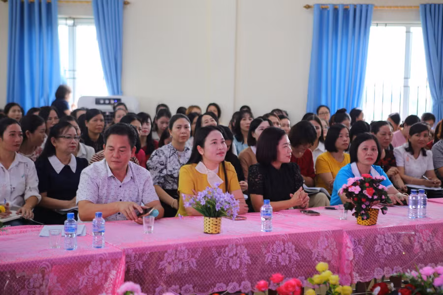 Các đại biểu tham dự lớp tập huấn nâng cao chất lượng công tác bán trú và bảo đảm dinh dưỡng cho trẻ mầm non.