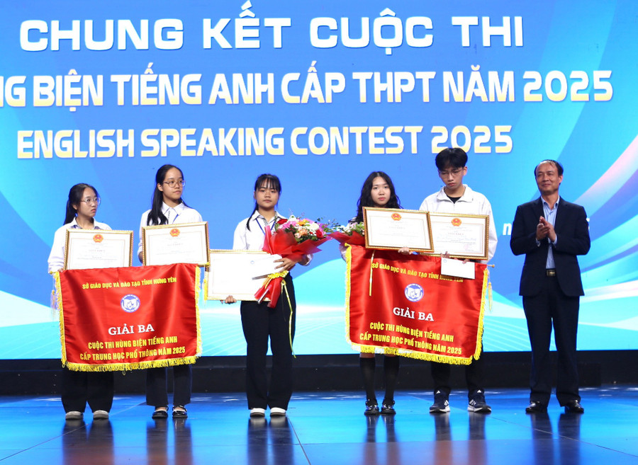 Phó Giám đốc Sở GD&ĐT Hưng Yên Phan Xuân Quyết trao giải cho 2 đội đoạt giải Ba. img-7345.jpg