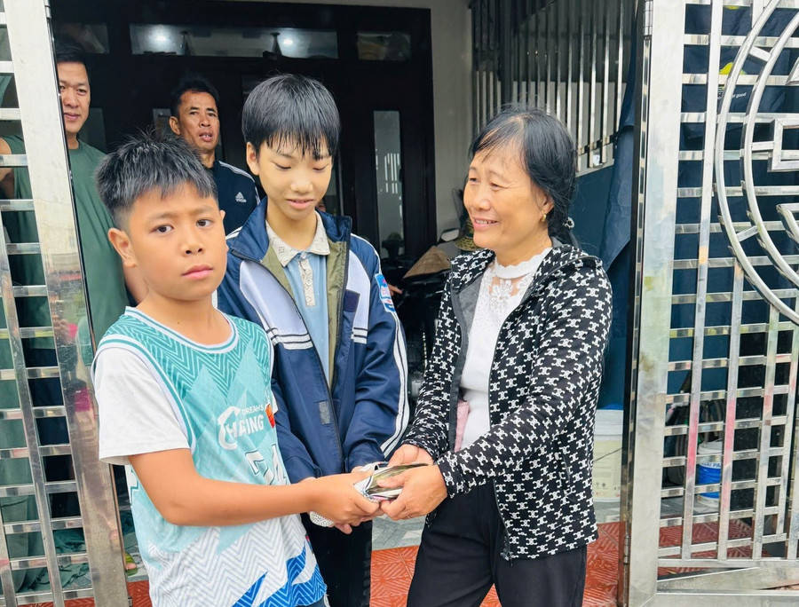 Hai em Phạm Tuấn Điệp và An Quảng Bình (lớp 7B, Trường THCS Tiên Lữ ) trả lại tài sản cho người đánh rơi.