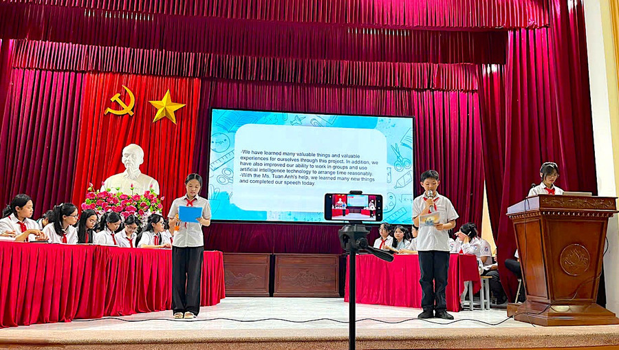 Học sinh Lớp 9A2, Trường THCS Vũ Thư ứng dụng AI để kể chuyện bằng tiếng Anh.