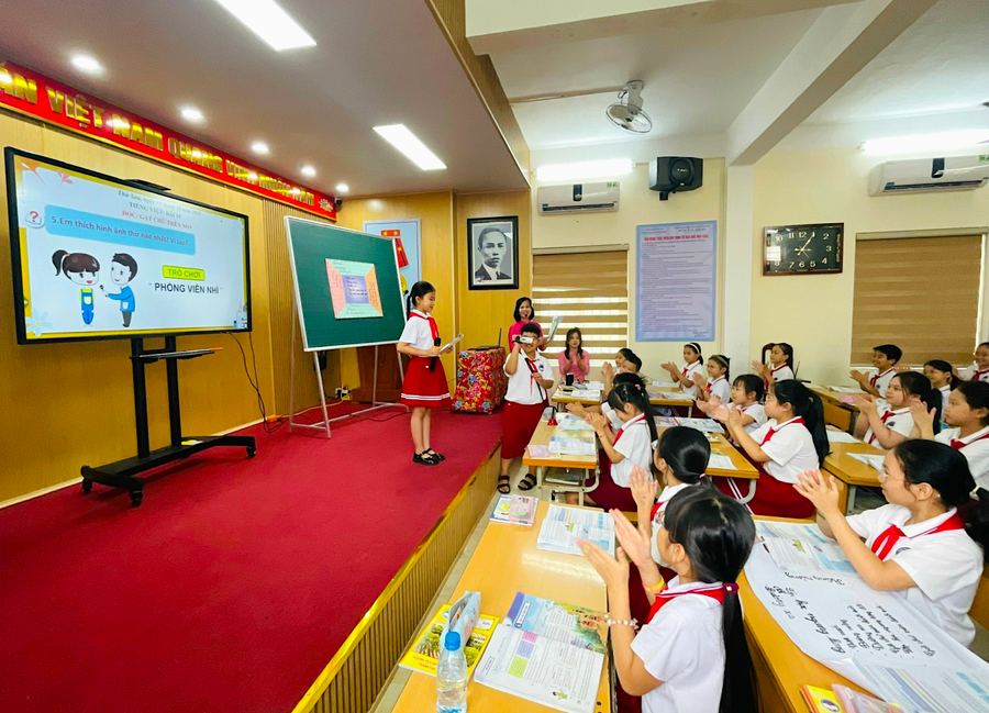 Các em học sinh hào hứng trong tiết học môn Tiếng việt có ứng dụng AI của cô Trần Anh Đào. Ảnh NTCC anh-1.png