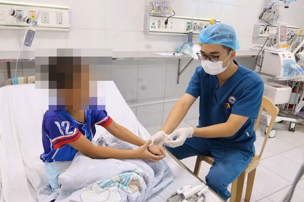 Bệnh nhi N.Đ.H bị ngộ độc nặng do uống nhầm methadone, nhập viện trong tình trạng nguy kịch. (Ảnh: Bệnh viện Nhi Thái Bình)