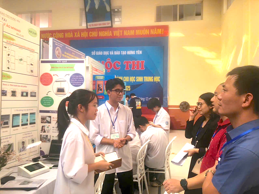 Học sinh Trường THPT Mỹ Hào trình bày dự án nghiên cứu, sáng tạo khoa học kỹ thuật tại cuộc thi cấp trường. Ảnh NTCC image246.png