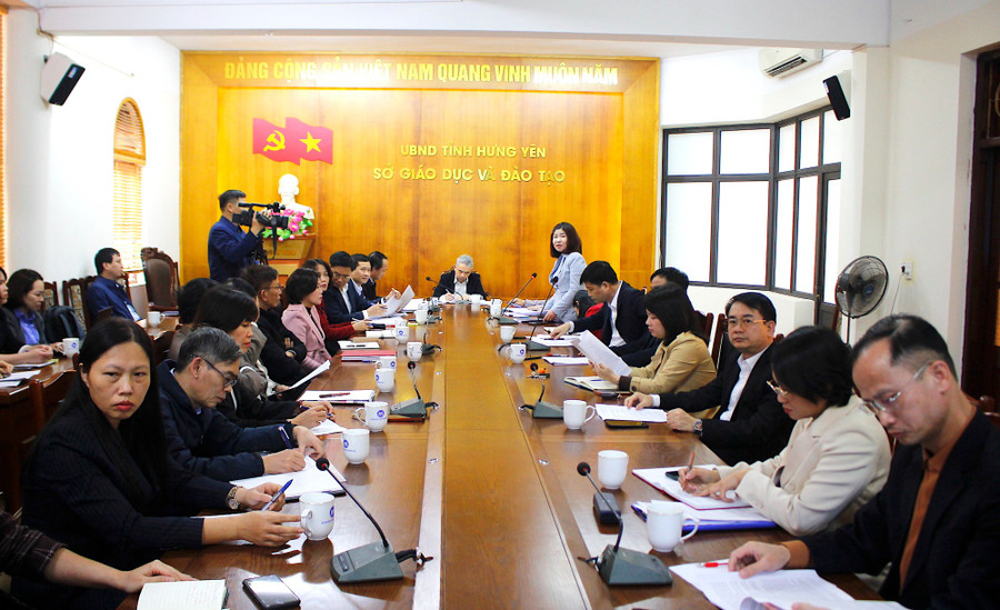 Hội nghị được tổ chức trực tiếp tại Sở GD&ĐT và kết nối trực tuyến tới gần 200 điểm cầu trên địa bàn tỉnh.