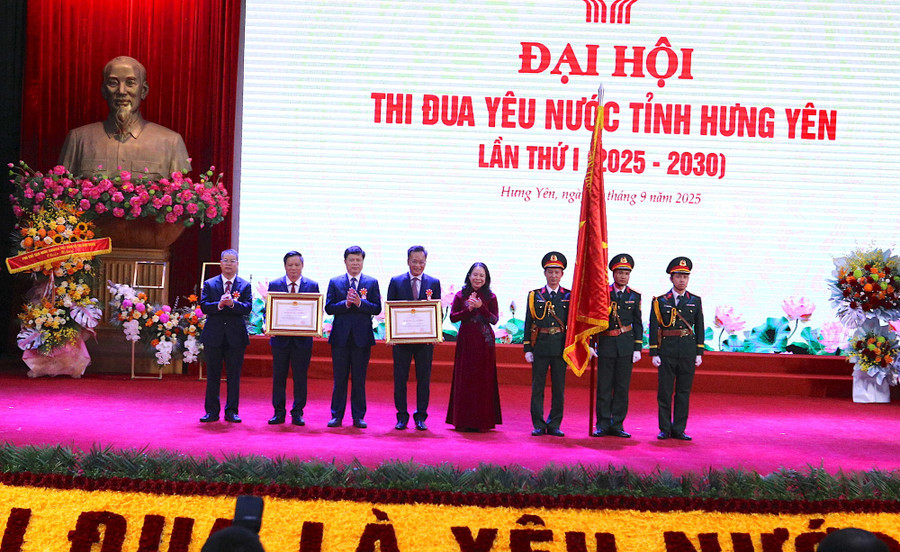 Thừa ủy quyền, Phó Chủ tịch nước Võ Thị Ánh Xuân trao Huân chương Lao động hạng Nhất và hạng Ba cho Đảng bộ, Chính quyền và Nhân dân tỉnh Hưng Yên.