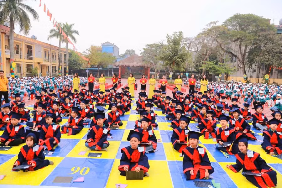 100 học sinh tiêu biểu khối 3, 4, 5, Trường Tiểu học Trần Lãm (phường Trần Lãm, tỉnh Hưng Yên) tham gia thi rung chuông vàng Tiếng Anh với chủ đề “Tự hào Quân đội Nhân dân Việt Nam”.