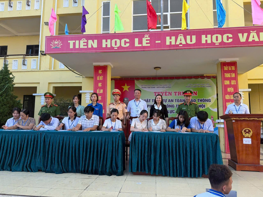 Đại diện nhà trường, giáo viên và học sinh đã ký các cam kết về việc thực hiện nghiêm các quy định về pháp luật khi tham gia giao thông. anh-2.jpg