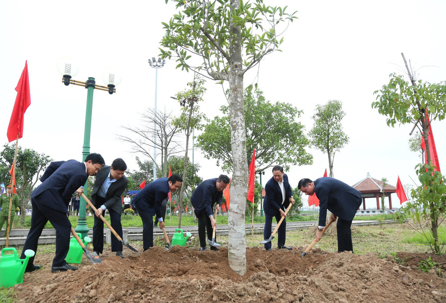 Lãnh đạo tỉnh Hưng Yên trồng cây trong khuôn viên Khu lưu niệm nhà bác học Lê Quý Đôn.