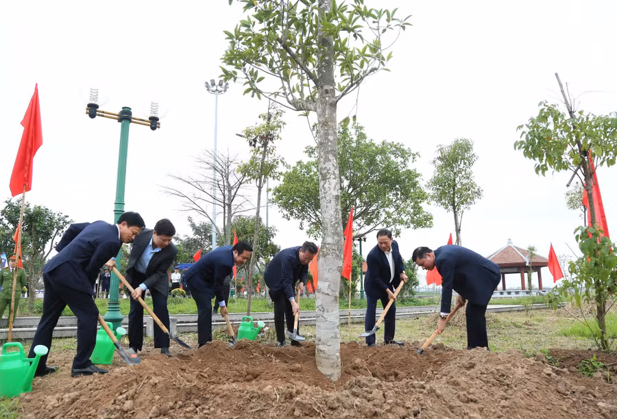 Lãnh đạo tỉnh Hưng Yên trồng cây trong khuôn viên Khu lưu niệm nhà bác học Lê Quý Đôn.