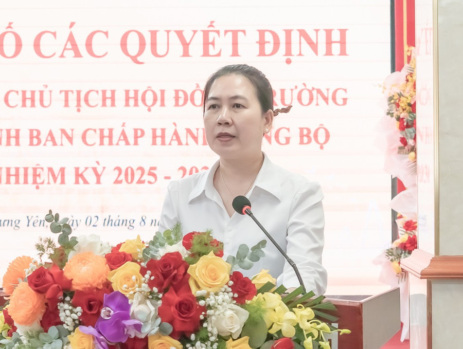 Bà Trần Thị Bích Hằng, Chủ tịch hội đồng Trường Đại học Thái Bình phát biểu tại buổi lễ. btt01092.jpg