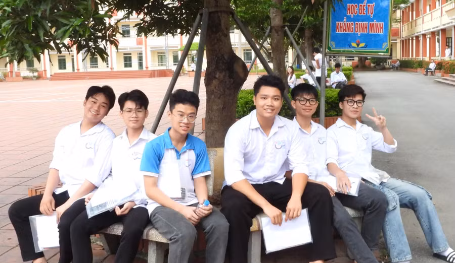 Thí sinh tham dự Kỳ thi tốt nghiệp THPT 2025 tại điểm thi Trường THPT Nguyễn Trãi (Vũ Thư, Hưng Yên).