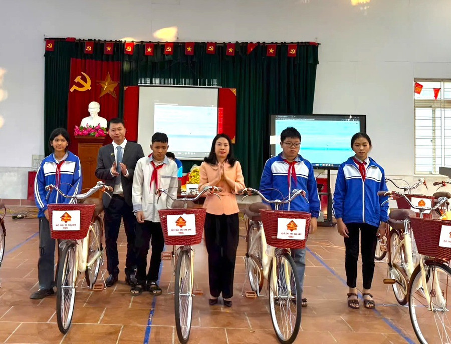 Tại chương trình, 10 em học sinh có hoàn cảnh khó khăn của Trường THCS Thái Phương (xã Tiên La) được tặng xe đạp mới.