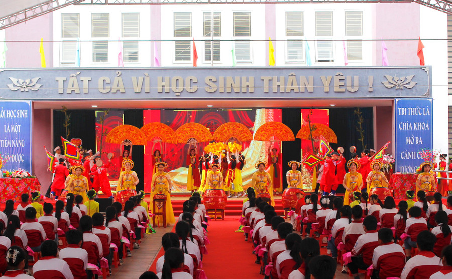 Màn trống hội khai mạc của học sinh Trường Tiểu học Kỳ Bá (phường Trần Lãm).