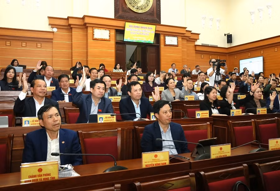 Các đại biểu biểu quyết thông qua nghị quyết tại kỳ họp. Ảnh Tất Đạt