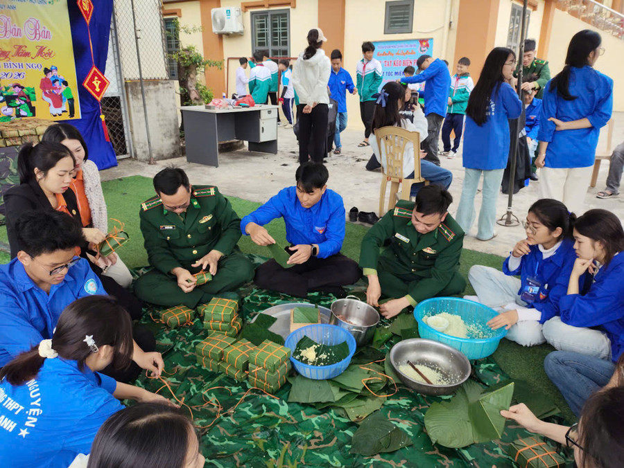 Bộ đội Biên phòng tỉnh Hưng Yên cùng người dân xã Đông Thụy Anh tổ chức gói bánh chưng.