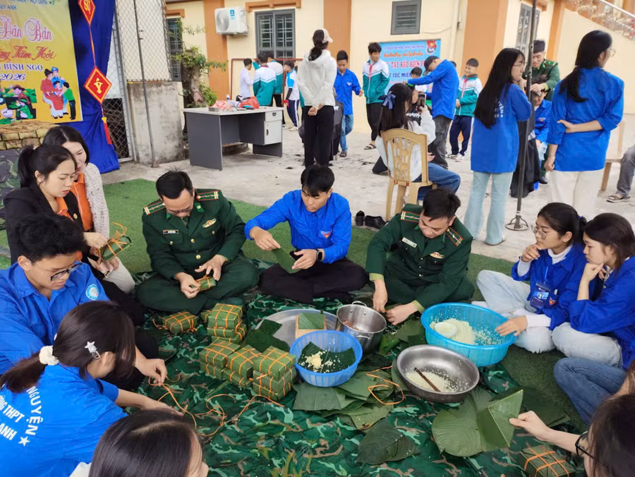 Bộ đội Biên phòng tỉnh Hưng Yên cùng người dân xã Đông Thụy Anh tổ chức gói bánh chưng.