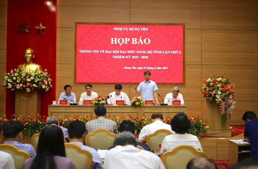 Đại diện ban tổ chức trả lời câu hỏi của các cơ quan báo chí liên quan đến công tác tổ chức đại hội. 3.jpg