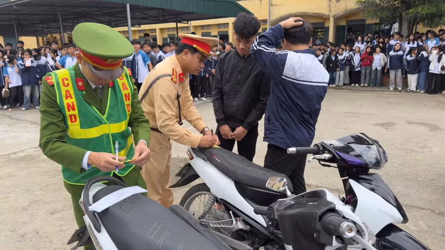 Lực lượng chức năng phát hiện 1.066 trường hợp học sinh không đủ điều kiện điều khiển xe đến trường. Ảnh: Công an tỉnh Hưng Yên.