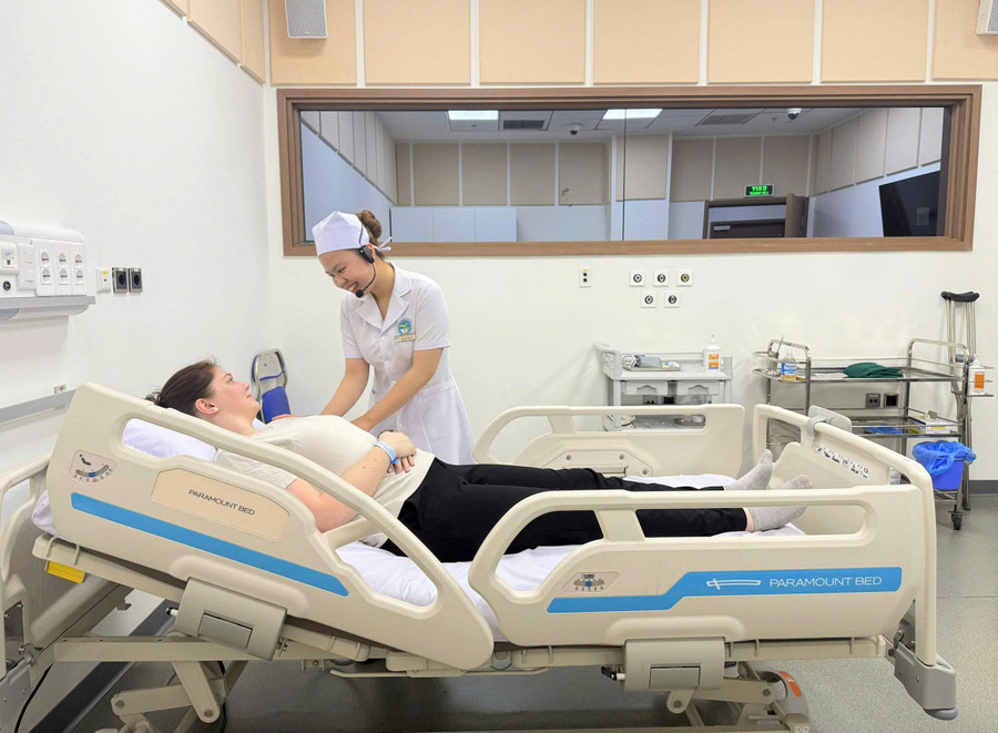 Nguyễn Thị Như Ý (sinh viên lớp Cao đẳng Điều dưỡng K16B) trong buổi tập trước kỳ thi sát hạch. Ảnh: NTCC