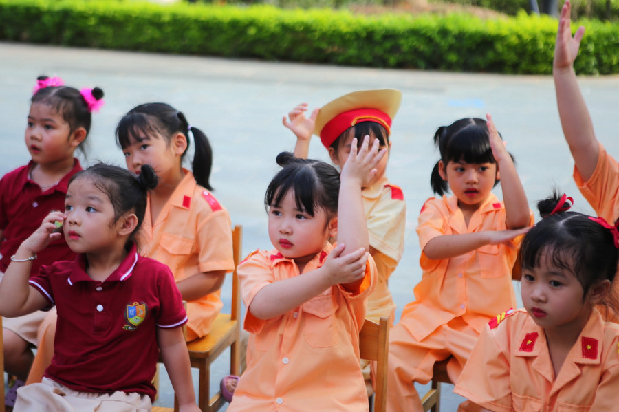 Các em hào hứng trả lời câu hỏi của các chú CSGT. 2.jpg