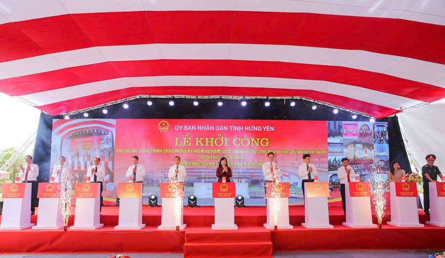 Các đại biểu nhấn nút khởi công dự án.