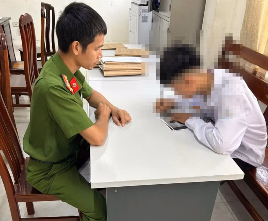 N.D.D tại cơ quan công an. Ảnh Công an tỉnh Hưng Yên.