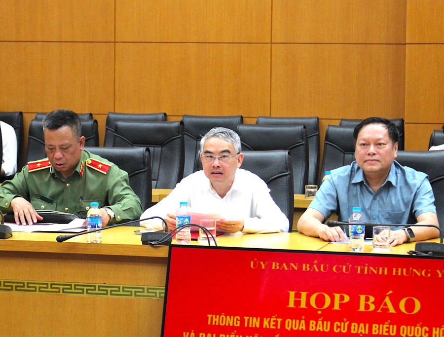 Giám đốc Sở GD&ĐT tỉnh Hưng Yên Phạm Đồng Thụy (ở giữa) tại họp báo.