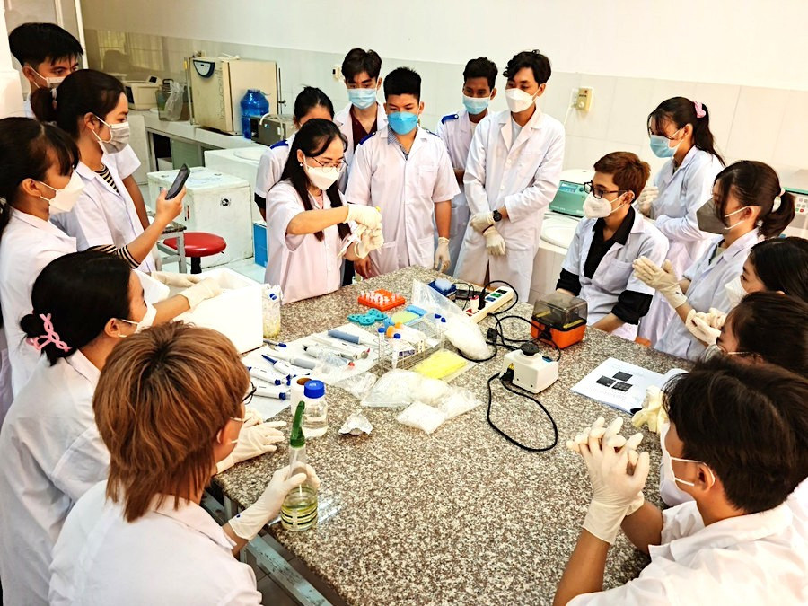 Sinh viên ngành Công nghệ sinh học (Trường ĐH Trà Vinh) trong giờ thí nghiệm. Ảnh Quốc Ngữ. anh-quoc-ngu.jpg