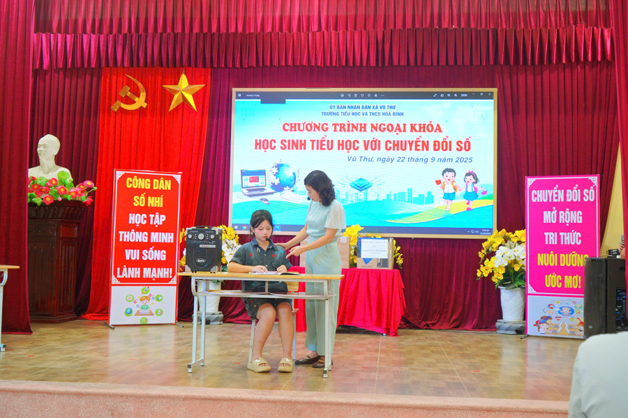 Hoạt cảnh minh họa những tình huống thường xảy ra trong cuộc sống liên quan đến chuyển đổi số. 1.jpg