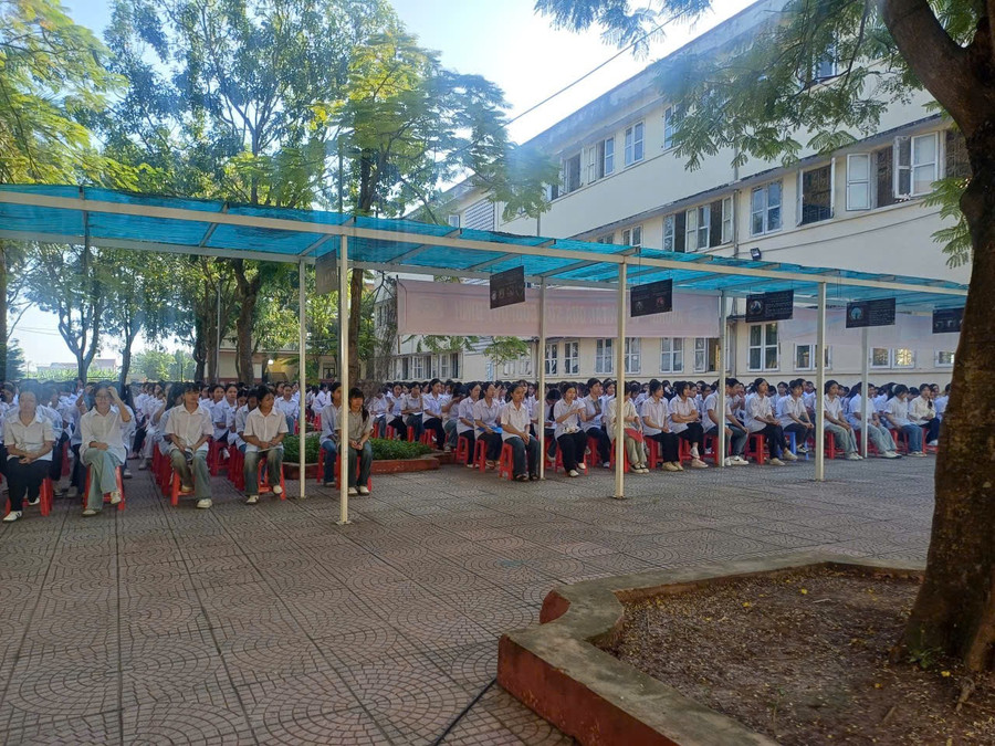 Hơn 1.000 cán bộ, giáo viên và học sinh Trường THPT Đức Hợp tham gia buổi tuyên truyền. anh-6.jpg