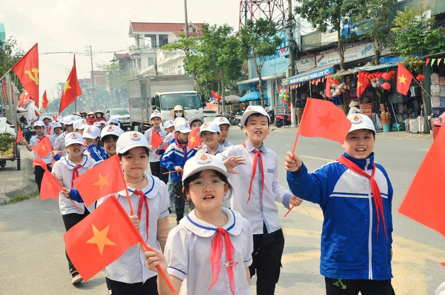 Học sinh các trường học trên địa bàn xã Hưng Hà diễu hành.