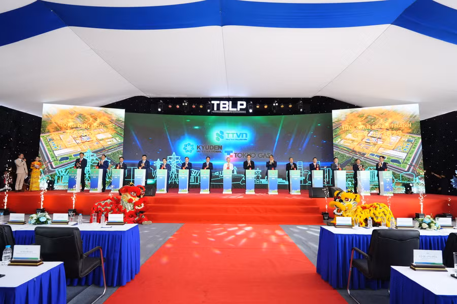 Các đại biểu thực hiện nghi thức khởi công dự án