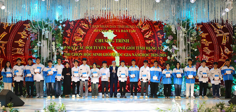 Giám đốc Sở GD&ĐT Hưng Yên Phạm Đồng Thụy trao giấy chứng nhận cho các học sinh.