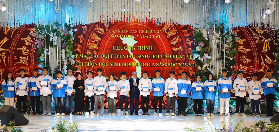 Giám đốc Sở GD&ĐT Hưng Yên Phạm Đồng Thụy trao giấy chứng nhận cho các học sinh.