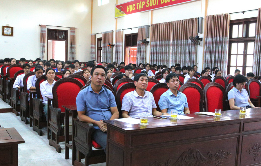 Các đại biểu và 144 học viên tham dự lễ khai mạc. img-5272.jpg