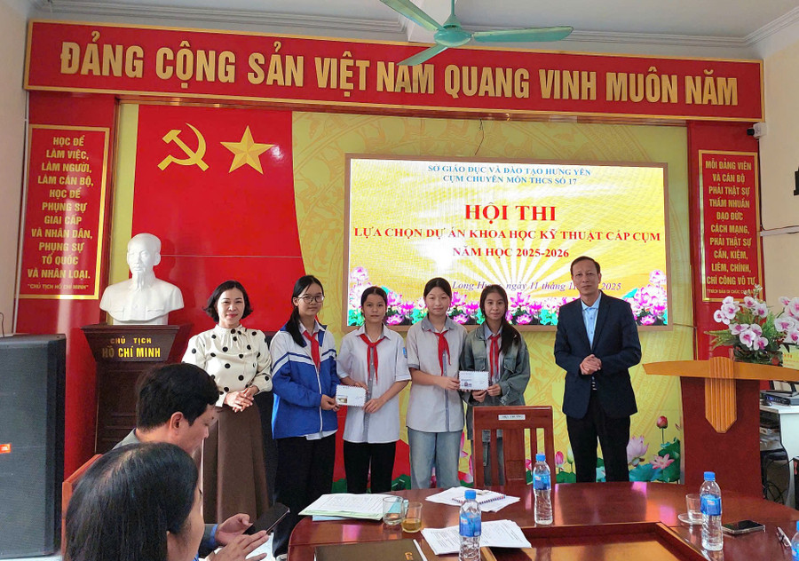 Ban tổ chức trao giải Nhất, Nhì cho dự án đến từ Trường TH&THCS Trần Đức Thông và THCS Thái Phương.