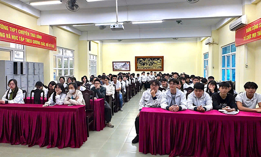 Học sinh tham dự hội nghị tại điểm cầu trường THPT chuyên Thái Bình.