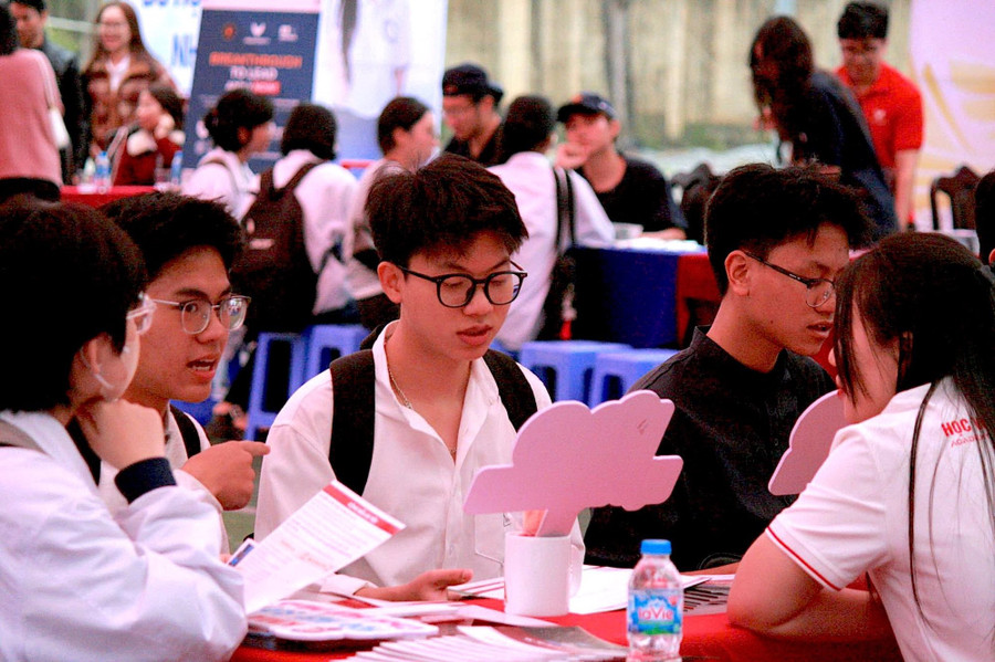 Học sinh được tư vấn tuyển sinh tại CTB Open Day.