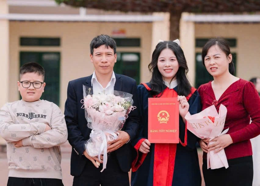 Nguyễn Diệu Linh (thứ 2 từ phải) mơ ước bước vào giảng đường Trường đại học Ngoại thương. Ảnh NVCC anh-2.jpg