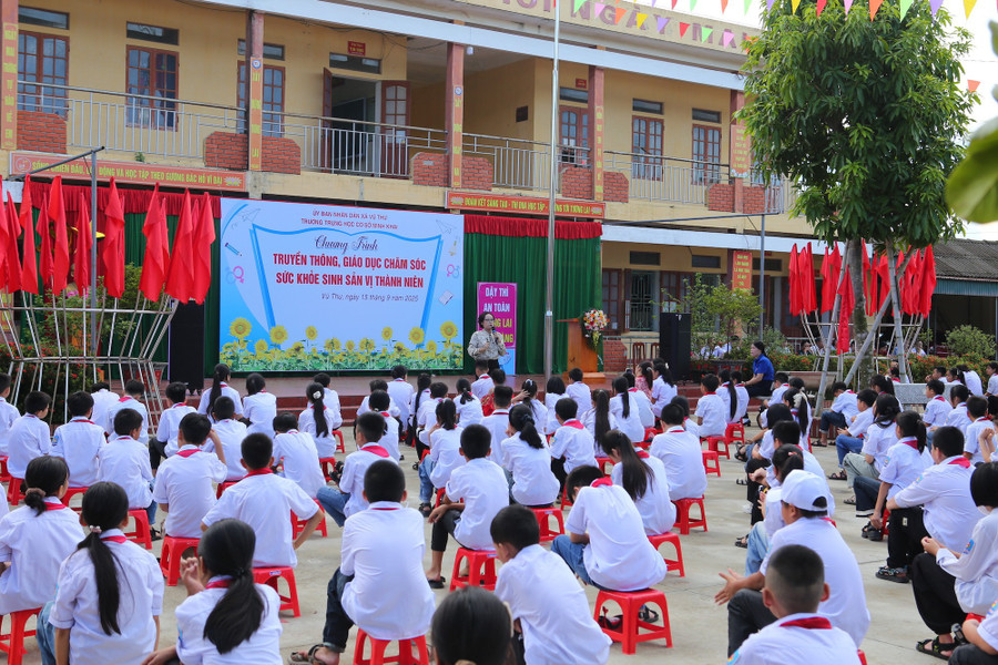 Bà Nguyễn Thị Thu Hà (cán bộ Chi cục Dân số và trẻ em tỉnh Hưng Yên) tuyên truyền kiến thức và kỹ năng sức khỏe sinh sản vị thành niên cho học sinh. minh-khai-1.jpg