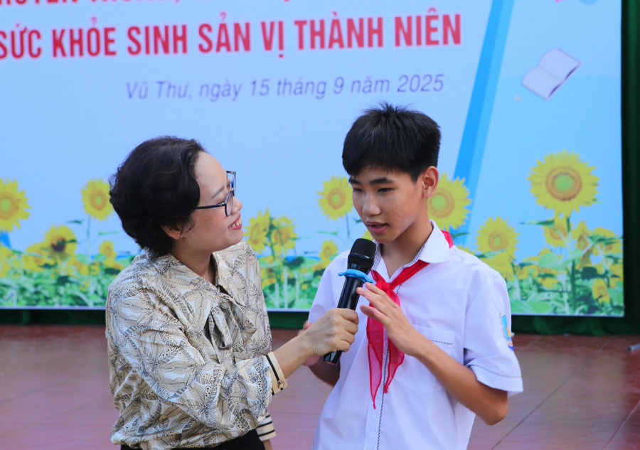 Học sinh tham gia trao đổi, trả lời câu hỏi về kiến thức sức khỏe.