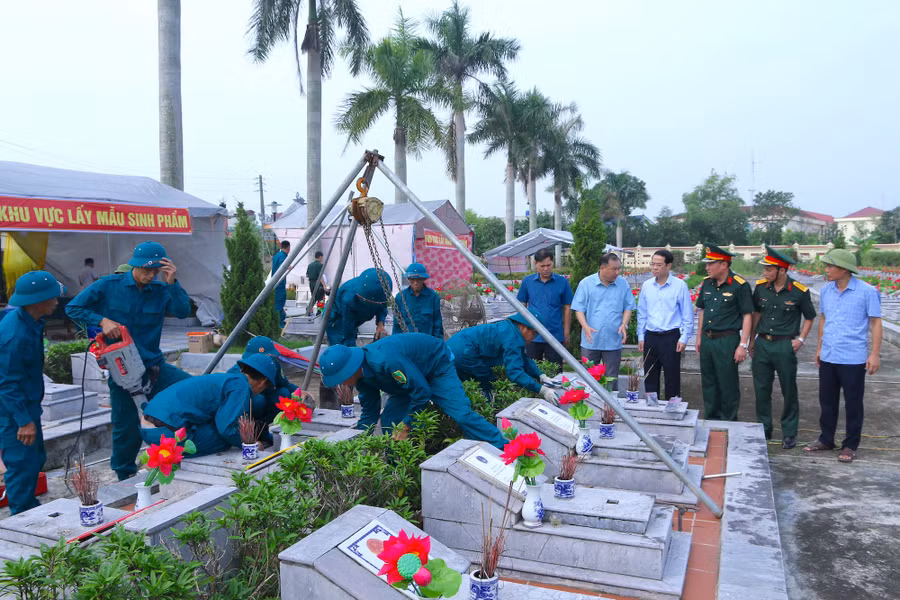 Lực lượng chức năng lấy mẫu sinh phẩm hài cốt liệt sĩ tại Nghĩa trang Liệt sĩ Đông Hưng. Ảnh: Đinh Chiến