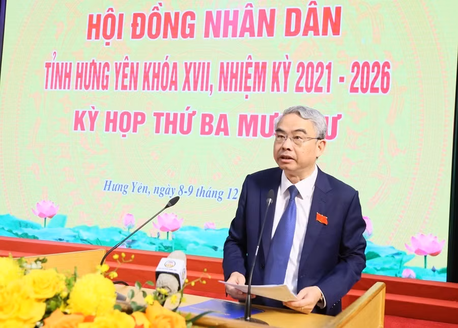 ong-pham-dong-thuy-giam-doc-so-giao-duc-va-dao-tao-trinh-bay-cac-bao-cao-to-trinh-cua-ubnd-tinh-trinh-ky-hop.jpg