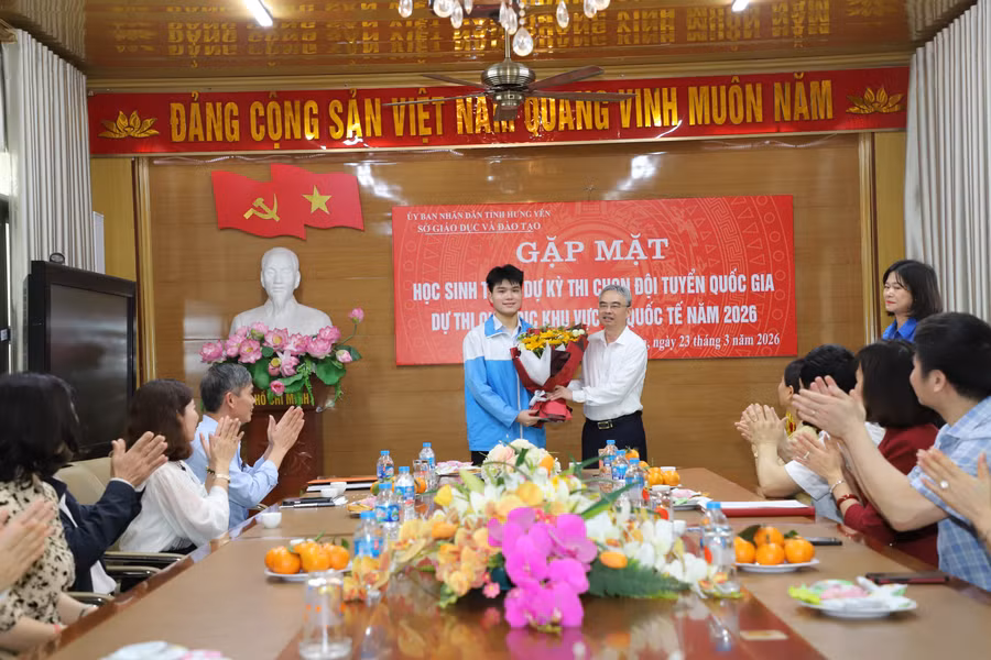 Giám đốc Sở GD&ĐT tỉnh Hưng Yên Phạm Đồng Thụy tặng hoa chúc mừng và động viên em Nguyễn Tiến Hưởng.