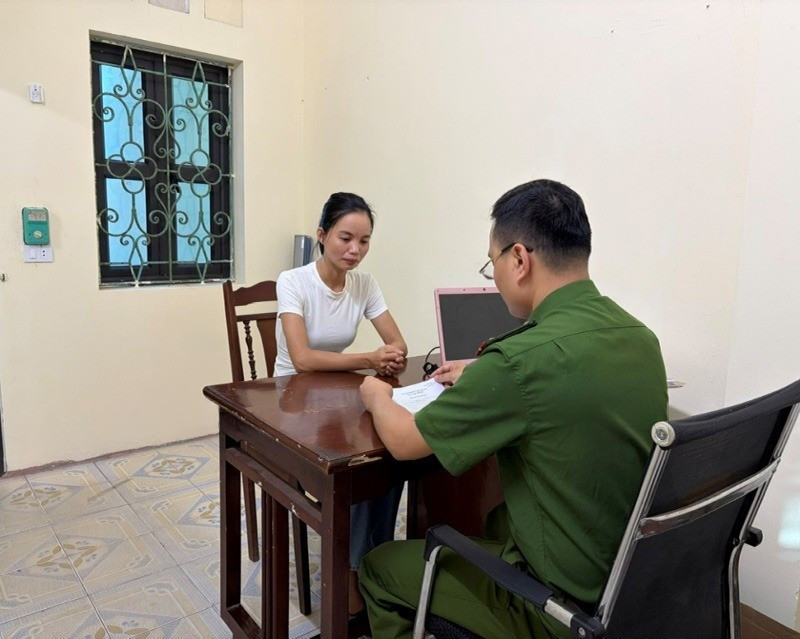 Đối tượng Trần Thị Huyền tại cơ quan điều tra. Ảnh Công an tỉnh Hưng Yên.