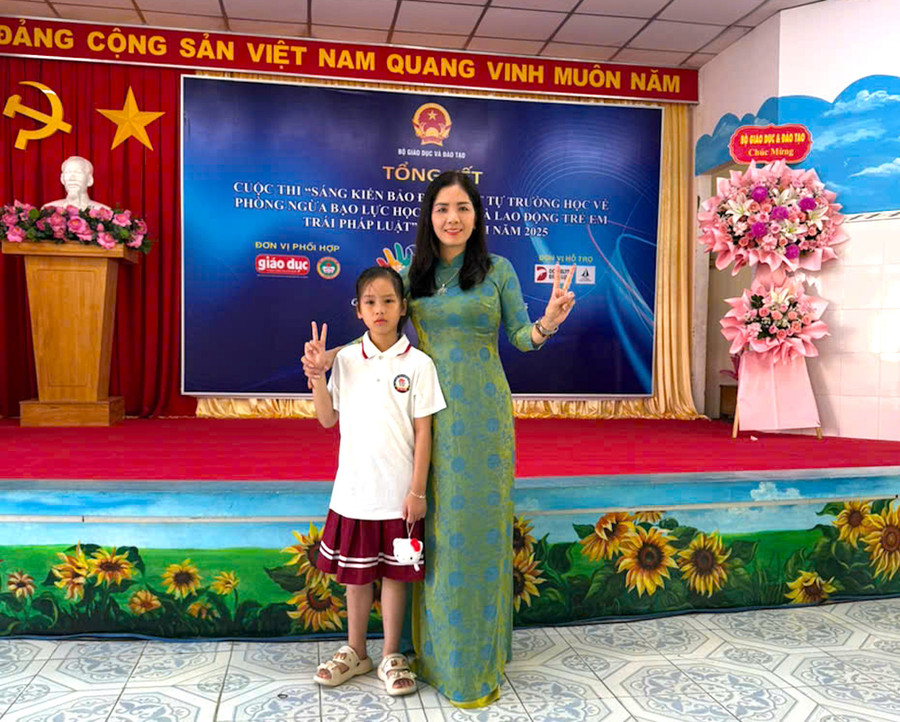 Em Lê Khánh Vy chụp ảnh lưu niện cùng Hiệu trưởng Trường TH Trần Lãm Nguyễn Thị Tâm tại Lễ tổng kết và trao giải. 2-8774.jpg