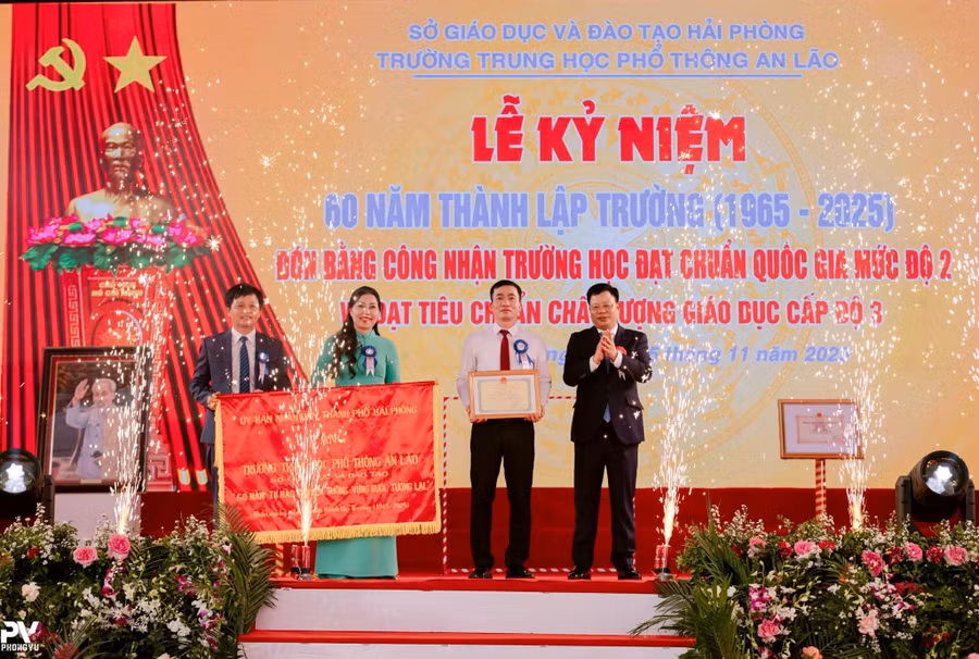 Trường THPT An Lão vinh dự nhận Bức trướng và Bằng khen do UBND TP Hải Phòng tặng.